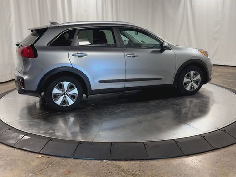 Certified 2022 Kia Niro LX image 2