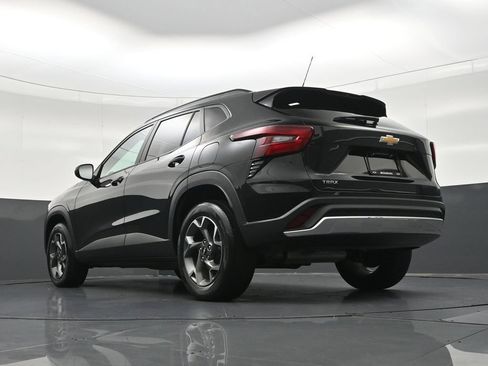 Used 2025 Chevrolet Trax LT FWD image 26