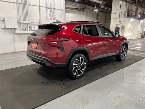 Used 2025 Chevrolet Trax RS w/ Sunroof Package image 11