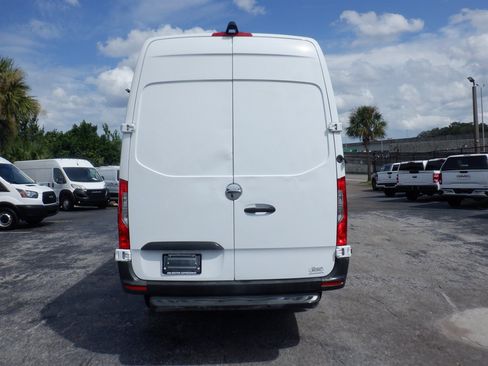 Used 2020 Freightliner Sprinter 3500 RWD image 4