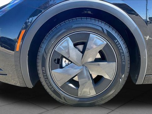 Certified 2025 Toyota Prius LE FWD image 10