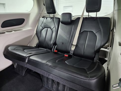 Used 2024 Chrysler Pacifica Touring-L image 35
