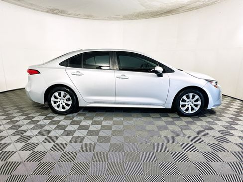 Used 2021 Toyota Corolla LE FWD image 2