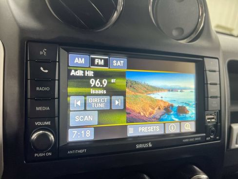 Used 2017 Jeep Compass Latitude FWD image 13