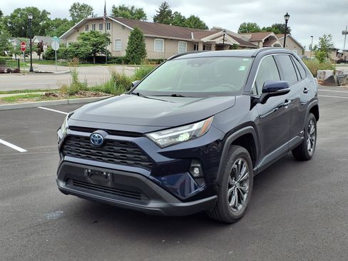 Certified 2022 Toyota RAV4 XLE Premium AWD/4WD image 31