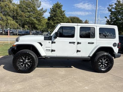 Used 2018 Jeep Wrangler Unlimited Sahara AWD/4WD image 9