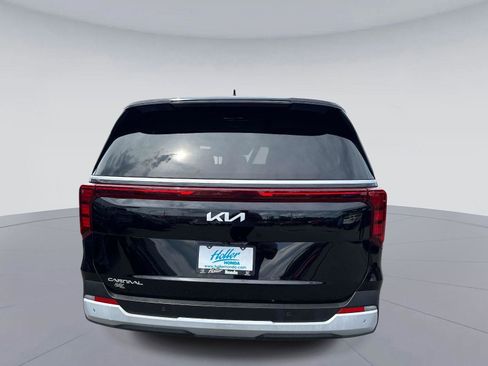 Used 2025 Kia Carnival FWD image 5