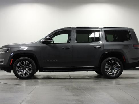 Used 2024 Jeep Wagoneer Series II w/ Flexible Seating Group AWD/4WD image 7