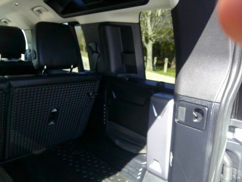 Used 2023 Land Rover Defender 110 S image 29