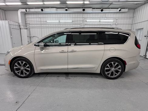 Used 2017 Chrysler Pacifica Limited w/ UConnect Theater Package FWD image 2