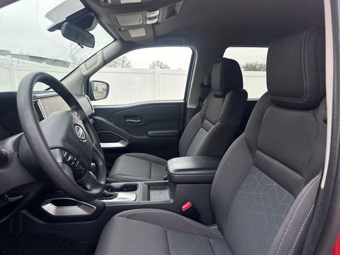 Used 2025 Nissan Frontier SV image 11