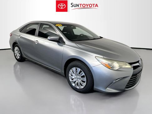 Used 2015 Toyota Camry LE FWD image 1