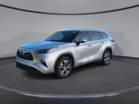 Certified 2023 Toyota Highlander XLE FWD image 4