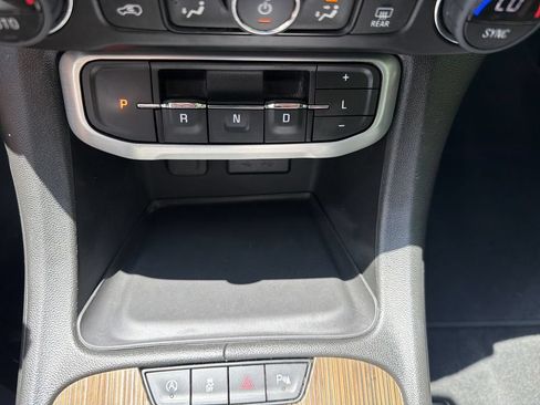 Used 2023 GMC Acadia SLE FWD image 16