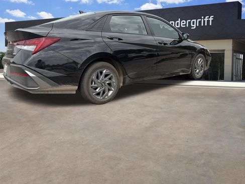 Used 2024 Hyundai Elantra Blue FWD image 7