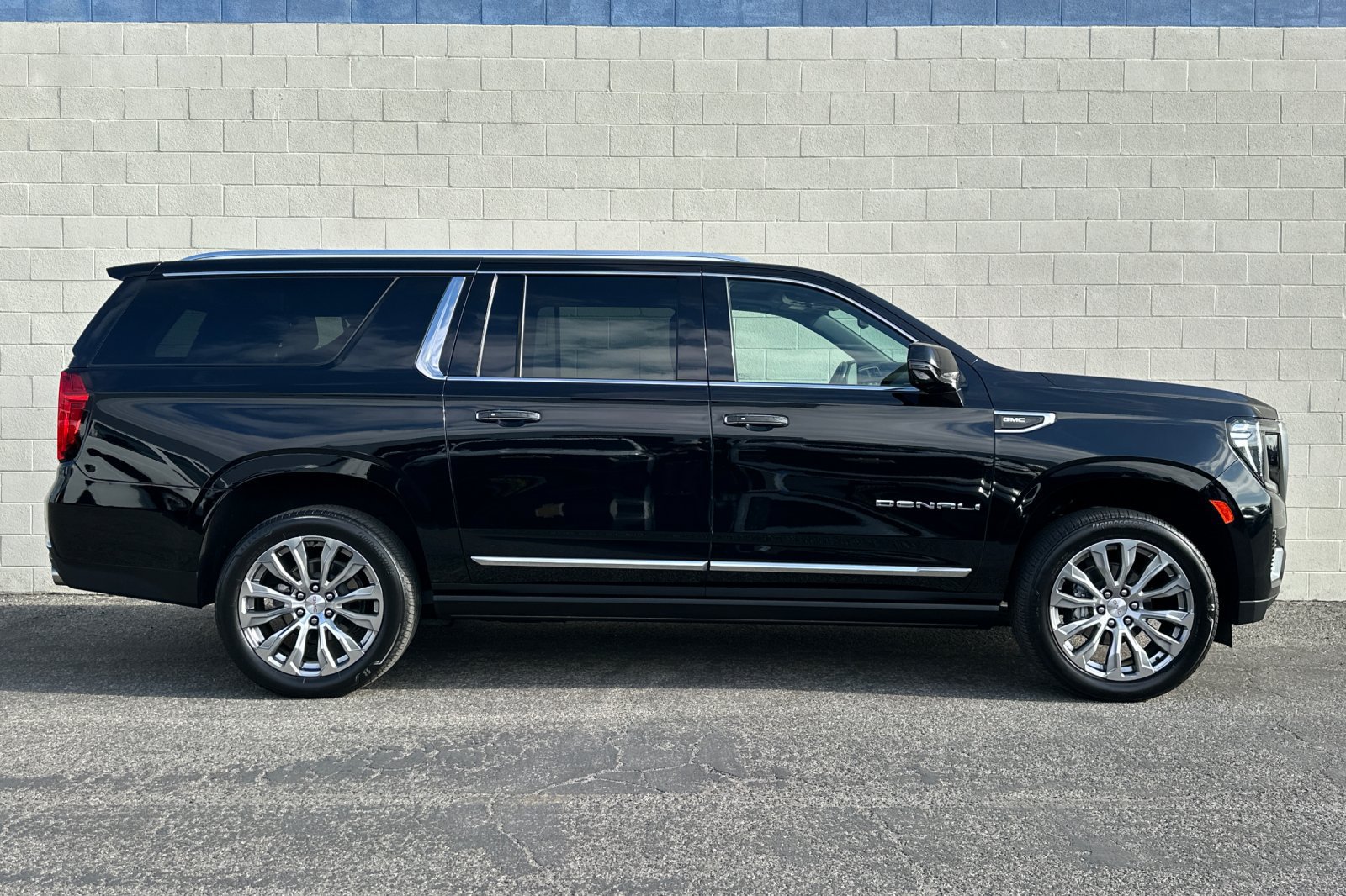 Certified 2023 GMC Yukon XL Denali w/ Max Trailering Package RWD image 3