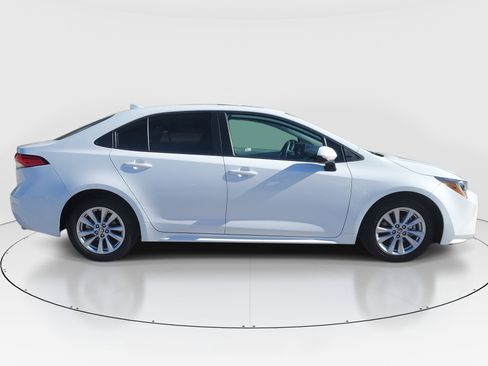 Used 2023 Toyota Corolla LE w/ LE Premium Package image 2