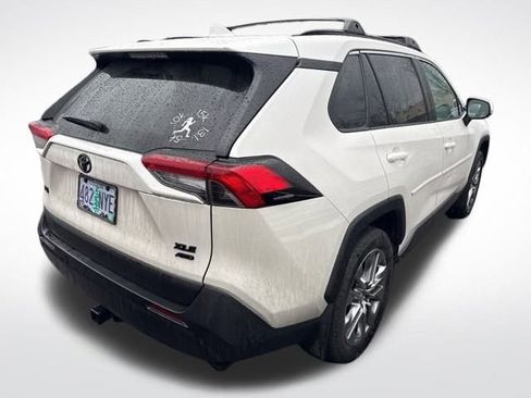 Used 2022 Toyota RAV4 XLE Premium image 4