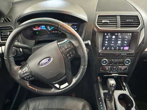 Used 2017 Ford Explorer XLT w/ Equipment Group 202A AWD/4WD image 25