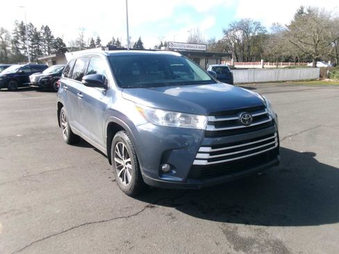 Used 2017 Toyota Highlander XLE image 7