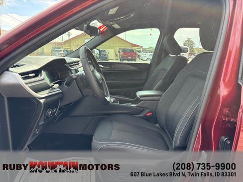 Used 2024 Jeep Grand Cherokee Laredo X w/ Luxury Tech Group I AWD/4WD image 11
