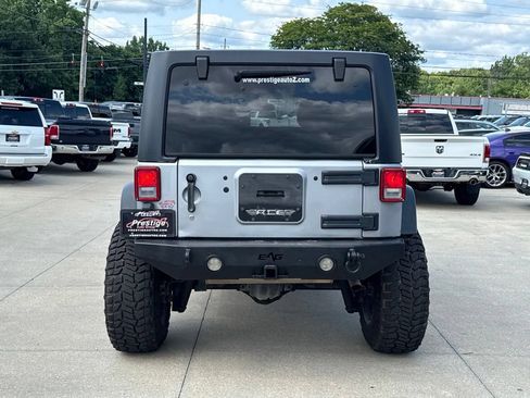 Used 2018 Jeep Wrangler Unlimited Rubicon w/ Connectivity Group AWD/4WD image 13