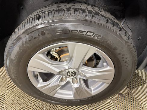Used 2022 Toyota RAV4 XLE FWD image 17