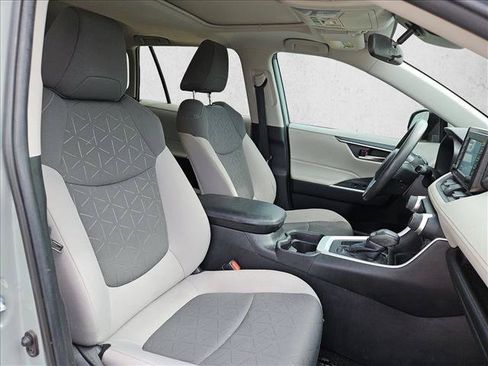 Used 2021 Toyota RAV4 XLE w/ Convenience Package FWD image 17