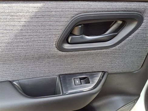 Used 2023 Nissan Rogue S image 18