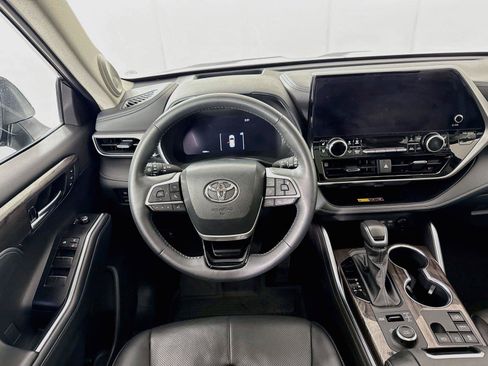 Certified 2025 Toyota Highlander Platinum AWD/4WD image 50