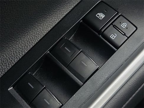 Used 2025 Toyota Highlander XLE image 28