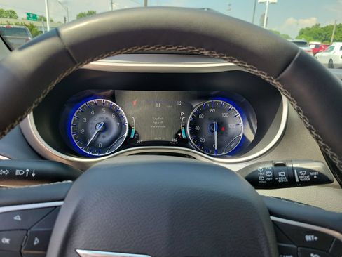 Used 2023 Chrysler Pacifica Touring-L FWD image 27