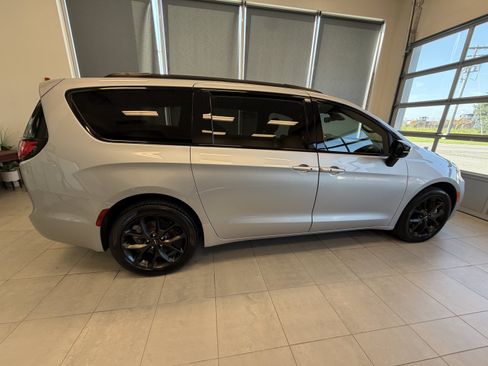 Used 2023 Chrysler Pacifica Limited w/ S Appearance Package AWD/4WD image 2