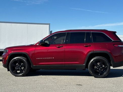 Used 2023 Jeep Grand Cherokee Laredo AWD/4WD image 7