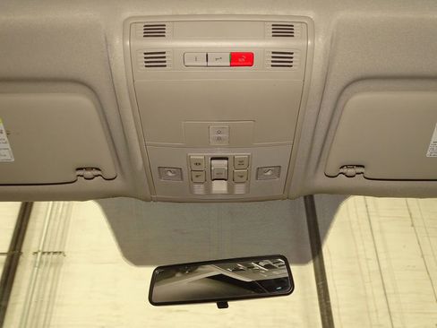 Used 2022 Volkswagen Taos SE w/ Panoramic Sunroof Package image 29