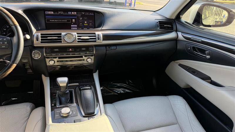 Used 2013 Lexus LS 460 w/ Comfort Pkg RWD image 18