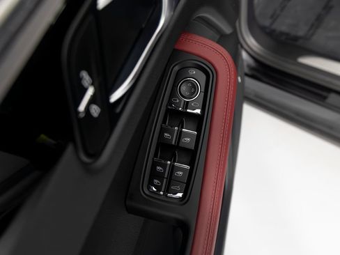 Certified 2023 Porsche Macan S AWD/4WD image 23