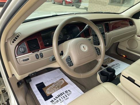 Used 2003 Lincoln Town Car Executive RWD image 27