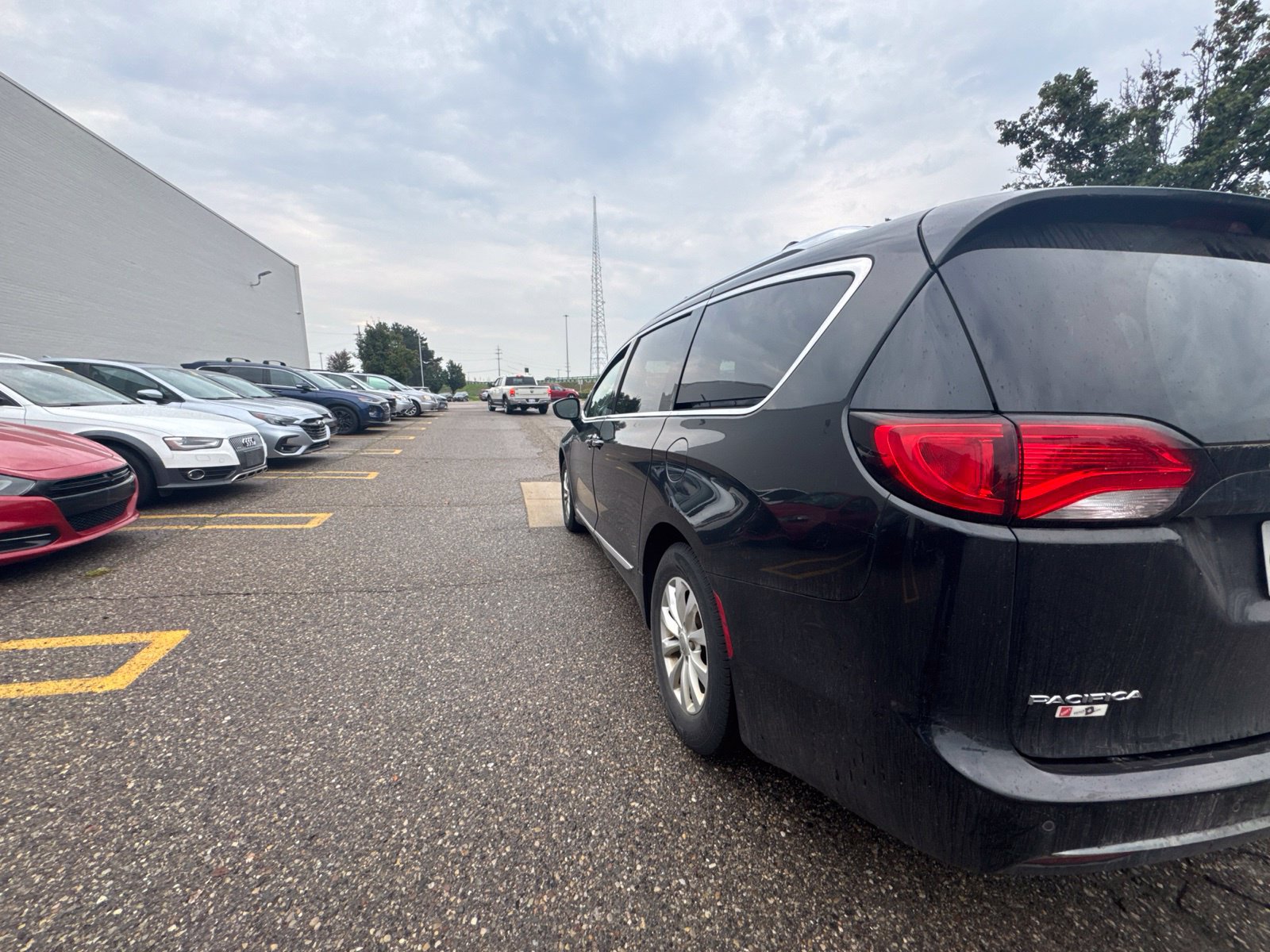 Used 2018 Chrysler Pacifica Touring-L FWD image 3
