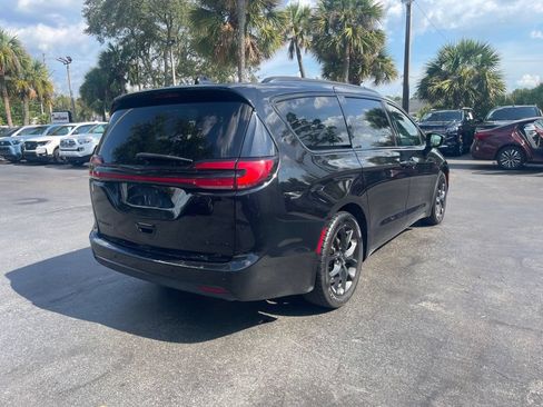 Used 2025 Chrysler Pacifica Limited FWD image 6