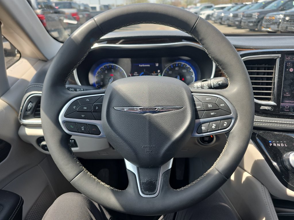 Certified 2024 Chrysler Pacifica Limited FWD image 25
