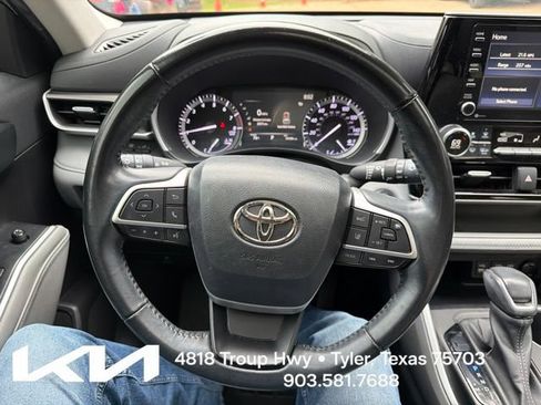 Used 2022 Toyota Highlander XLE FWD image 18