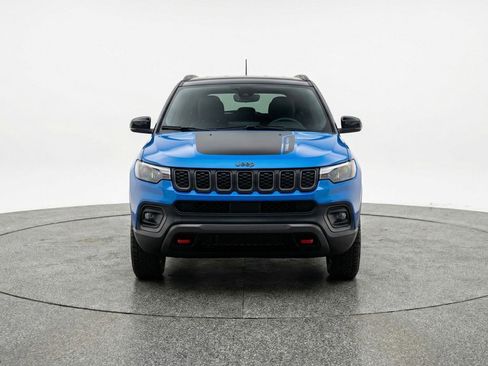 Used 2025 Jeep Compass Trailhawk AWD/4WD image 2
