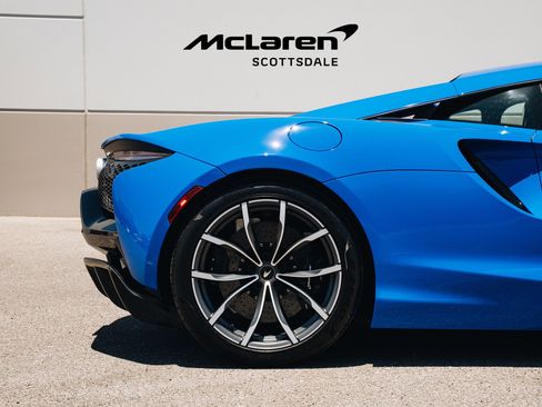 Used 2023 McLaren Artura RWD image 22