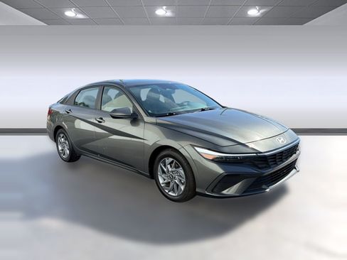 Used 2024 Hyundai Elantra SEL FWD image 7