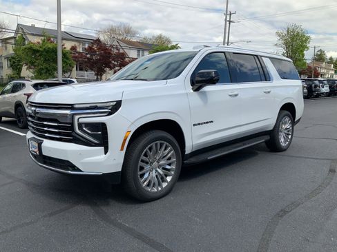 New 2026 Chevrolet Suburban LT w/ Comfort Package AWD/4WD image 3