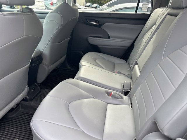 Used 2020 Toyota Highlander XLE AWD/4WD image 18