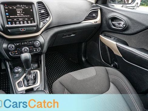 Used 2017 Jeep Cherokee Latitude w/ Cold Weather Group AWD/4WD image 25