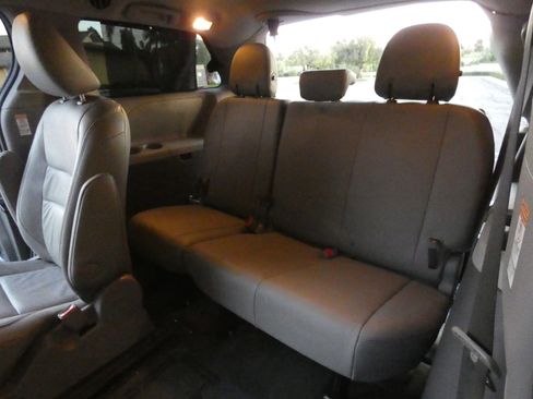 Used 2015 Toyota Sienna XLE image 49