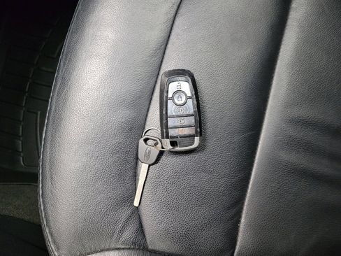 Used 2018 Ford Explorer XLT w/ Equipment Group 202A FWD image 32